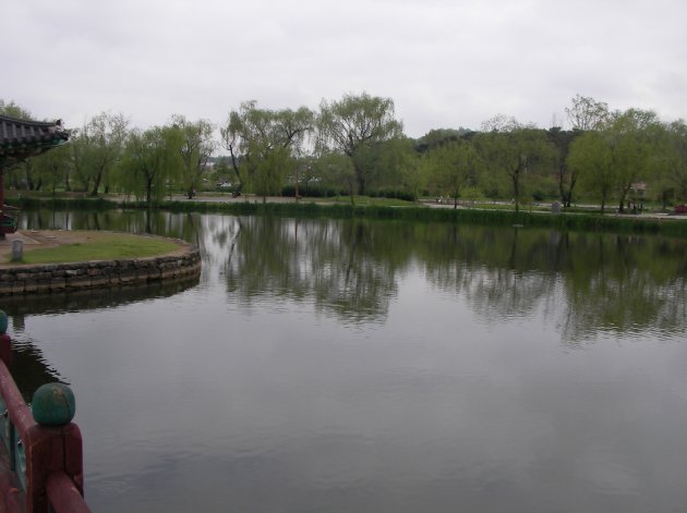 抱龍亭へと続く橋から撮影した宮南池